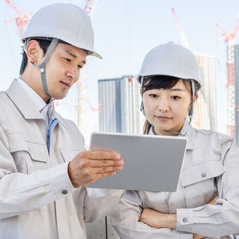 建設作業の進捗確認をするスタッフたち